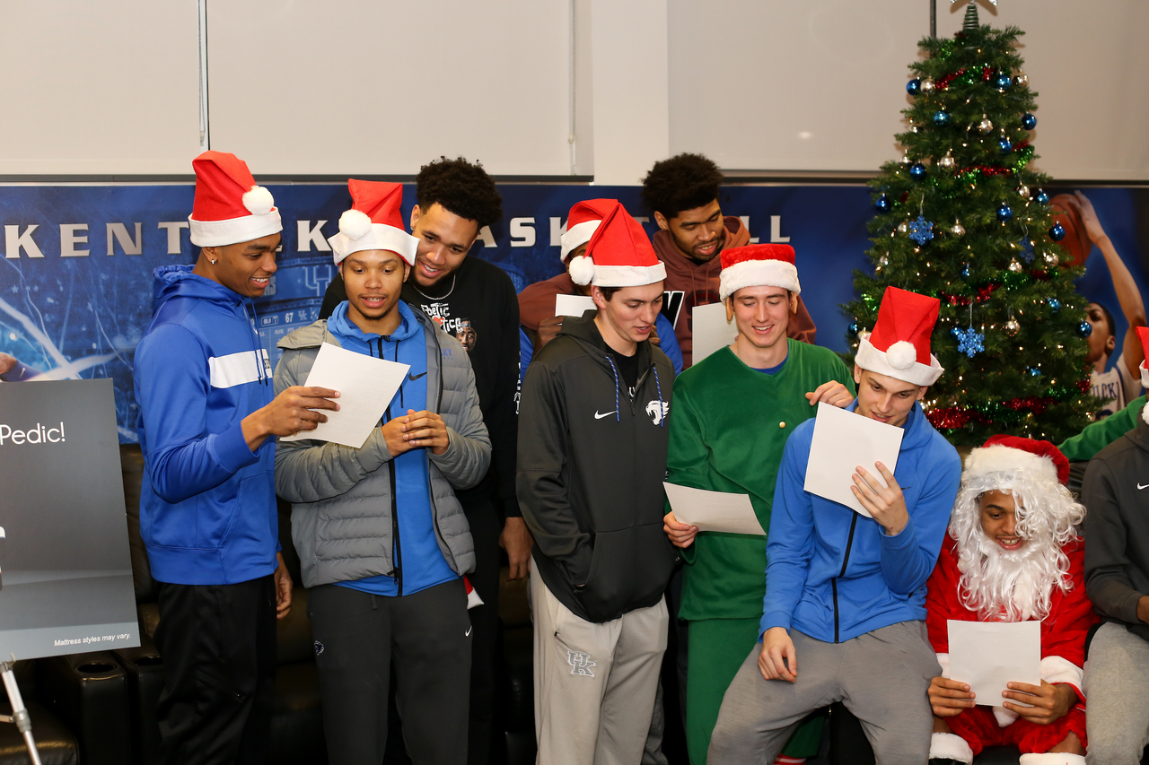 Team. Santa.

A Kentucky Christmas.

Photo by Maddie Baker | UK Athletics