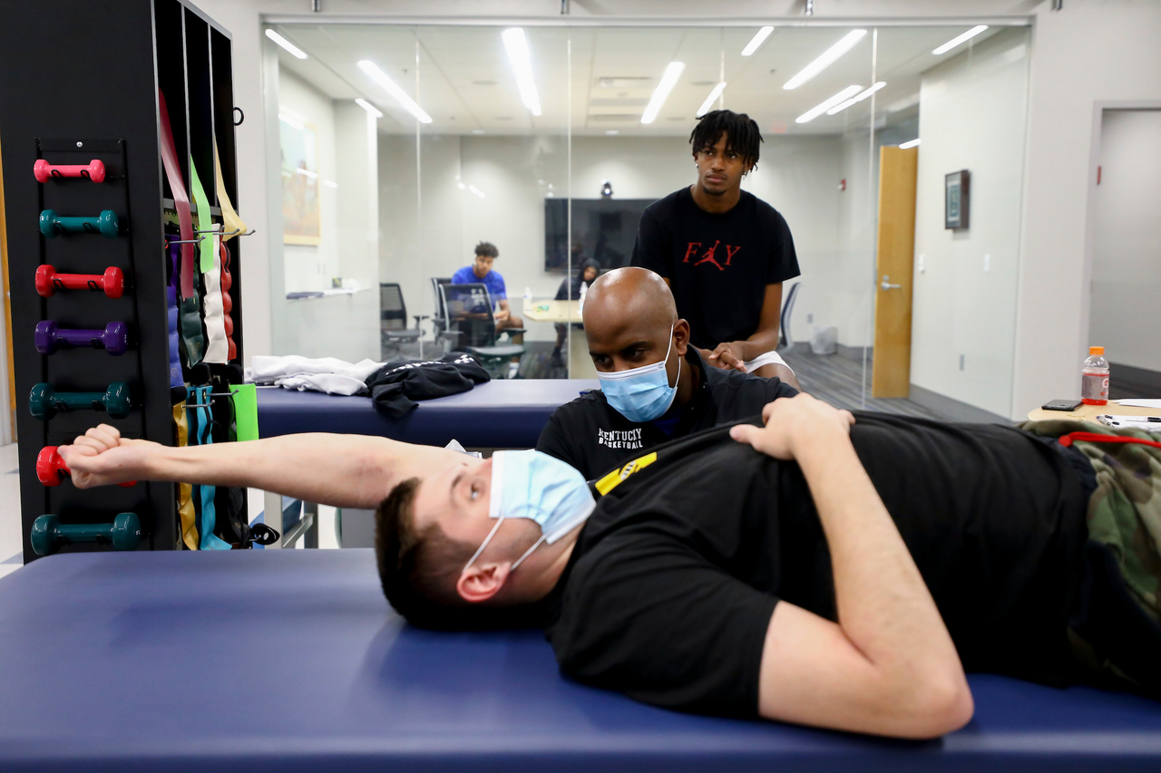 CJ Fredrick. Geoff Staton. Daimion Collins.

The UK men's basketball team at the University of Kentucky Sports Medicine Research Institute. 

Photo by Chet White | UK Athleticss