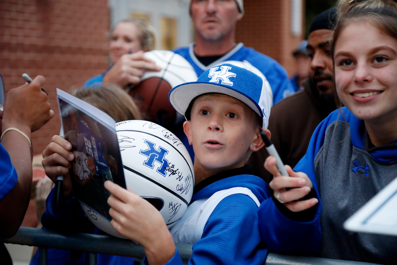 Fans.

Madness campout. 180927.

Photo by Chet White | UK Athletics