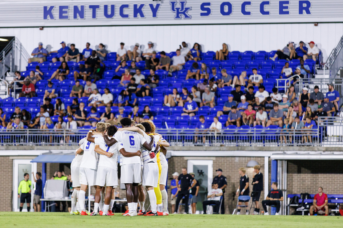 A picture of the Kentucky men's soccer team in a huddle