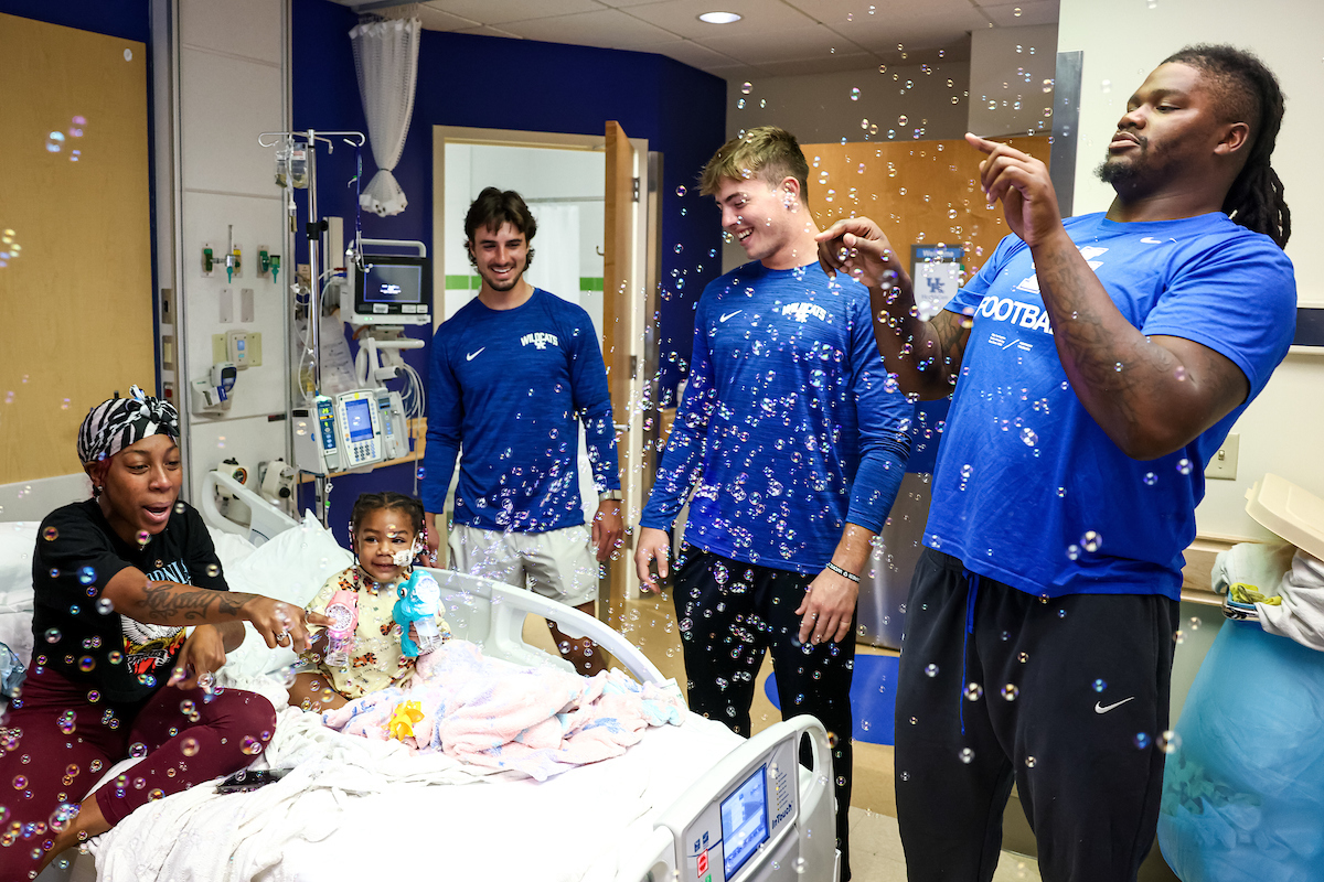 UK Football Visits UK Children's Hospital