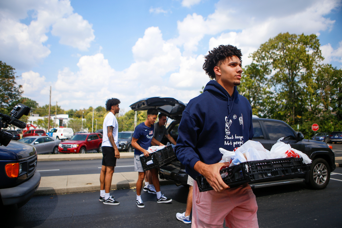 Dontaie Allen

Men's Basketball team delivers food to God’s Pantry at Picadome Elementary. 

Photo by Hannah Phillips | UK Athletics