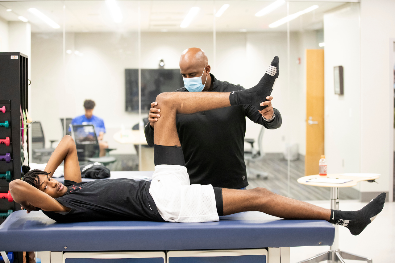 Geoff Staton. Daimion Collins.

The UK men's basketball team at the University of Kentucky Sports Medicine Research Institute. 

Photo by Chet White | UK Athletics
