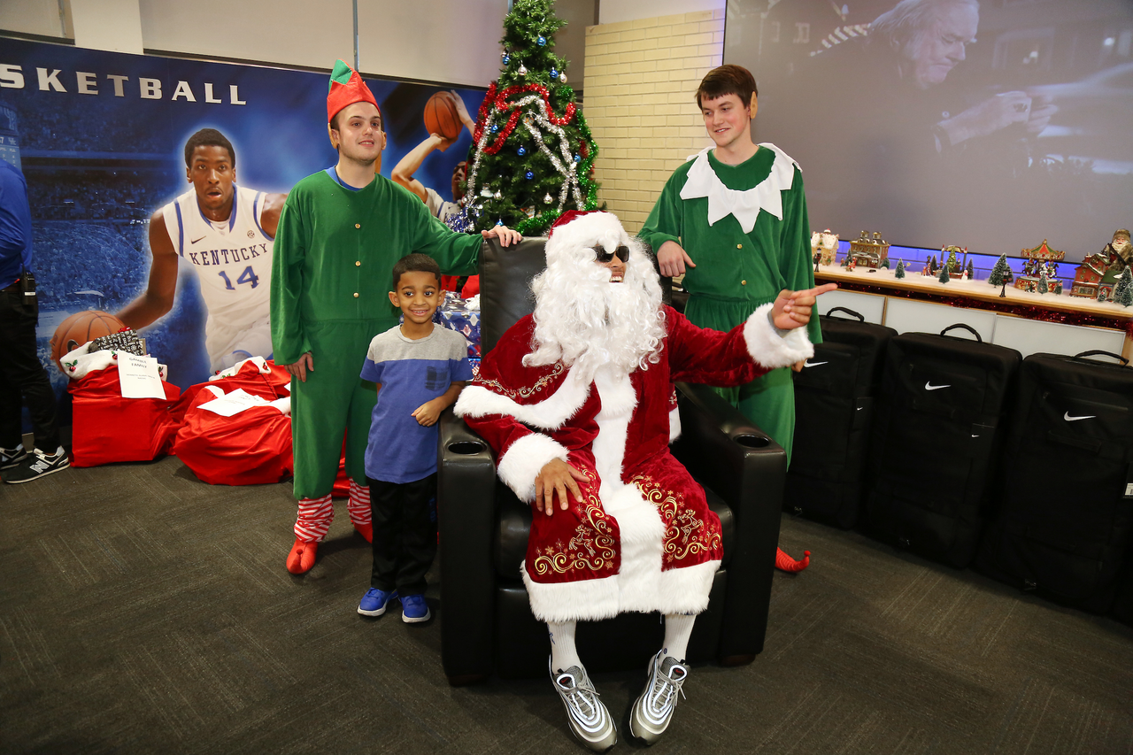 The Kentucky men's basketball team delivered an early Christmas to 10 families in Lexington. 