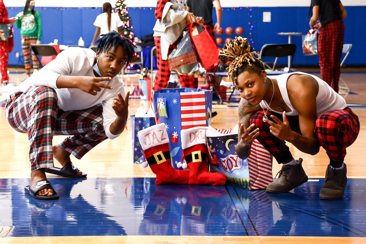Dreuna Edwards. Jazmine Messengill. 

Kentucky WBB Christmas Party.

Photo by Eddie Justice | UK Athletics