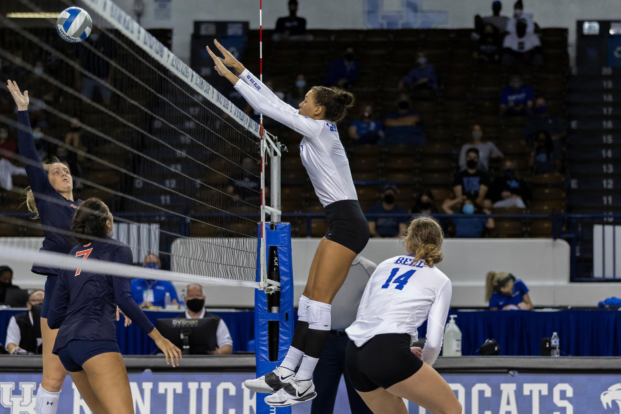 Skinner Sisters Lead No. 3 Kentucky to 3-0 Sweep over Ole Miss