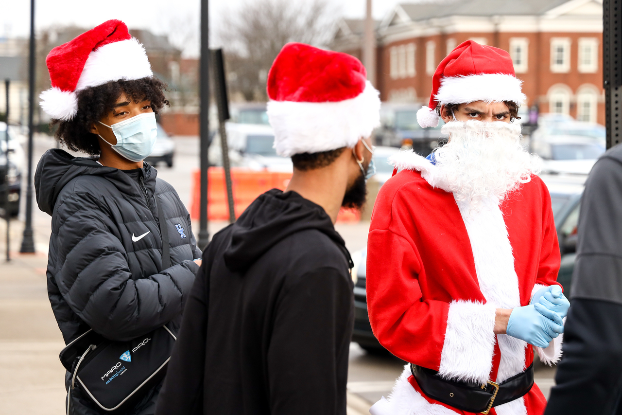 Brandon Boston Jr. Lance Ware. 

Kentucky men's basketball gives back for the holidays.

Photo by Eddie Justice | UK Athletics