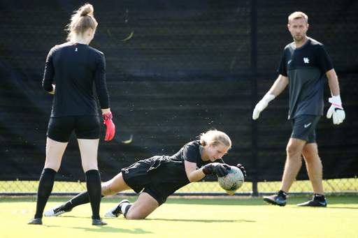 Tallulah Miller. Ian Carry.

Practice.

Photos by Chet White | UK Athletics