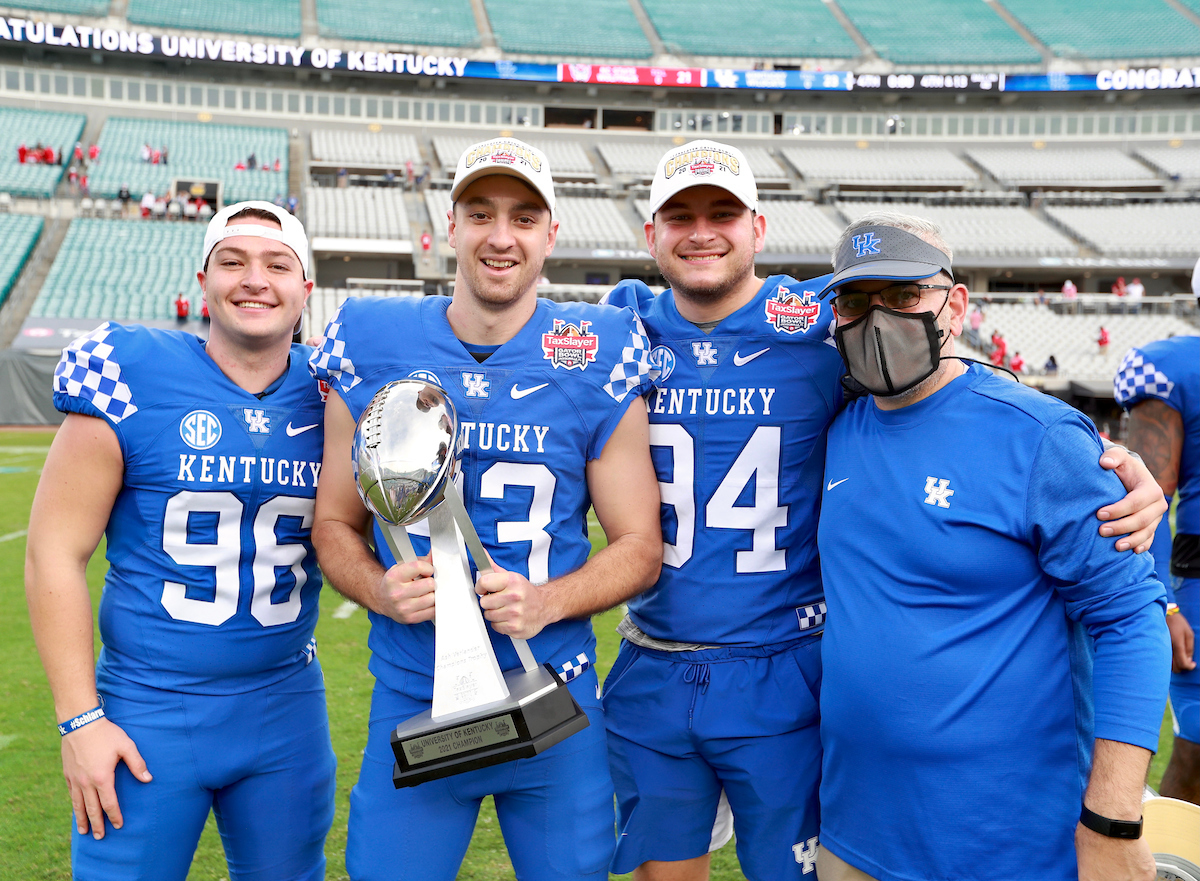 Louie Matsakis & UK Specialists

Kentucky beats NC State 23-21

Photo by Jacob Noger | UK Football
