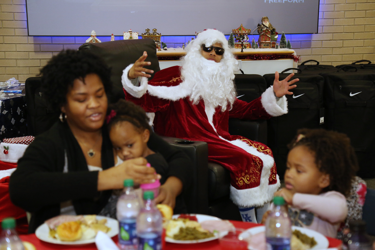 The Kentucky men's basketball team delivered an early Christmas to 10 families in Lexington. 