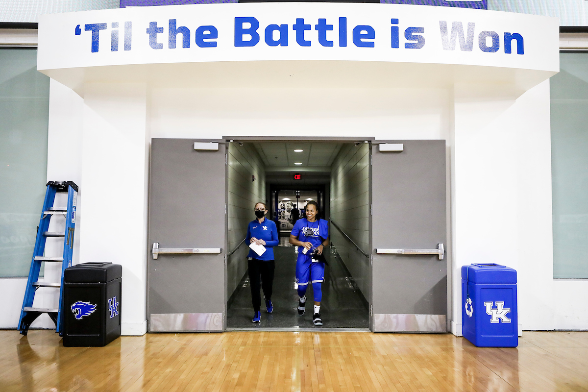 Amber Smith.

Women’s blue-white.

Photos by Chet White | UK Athletics