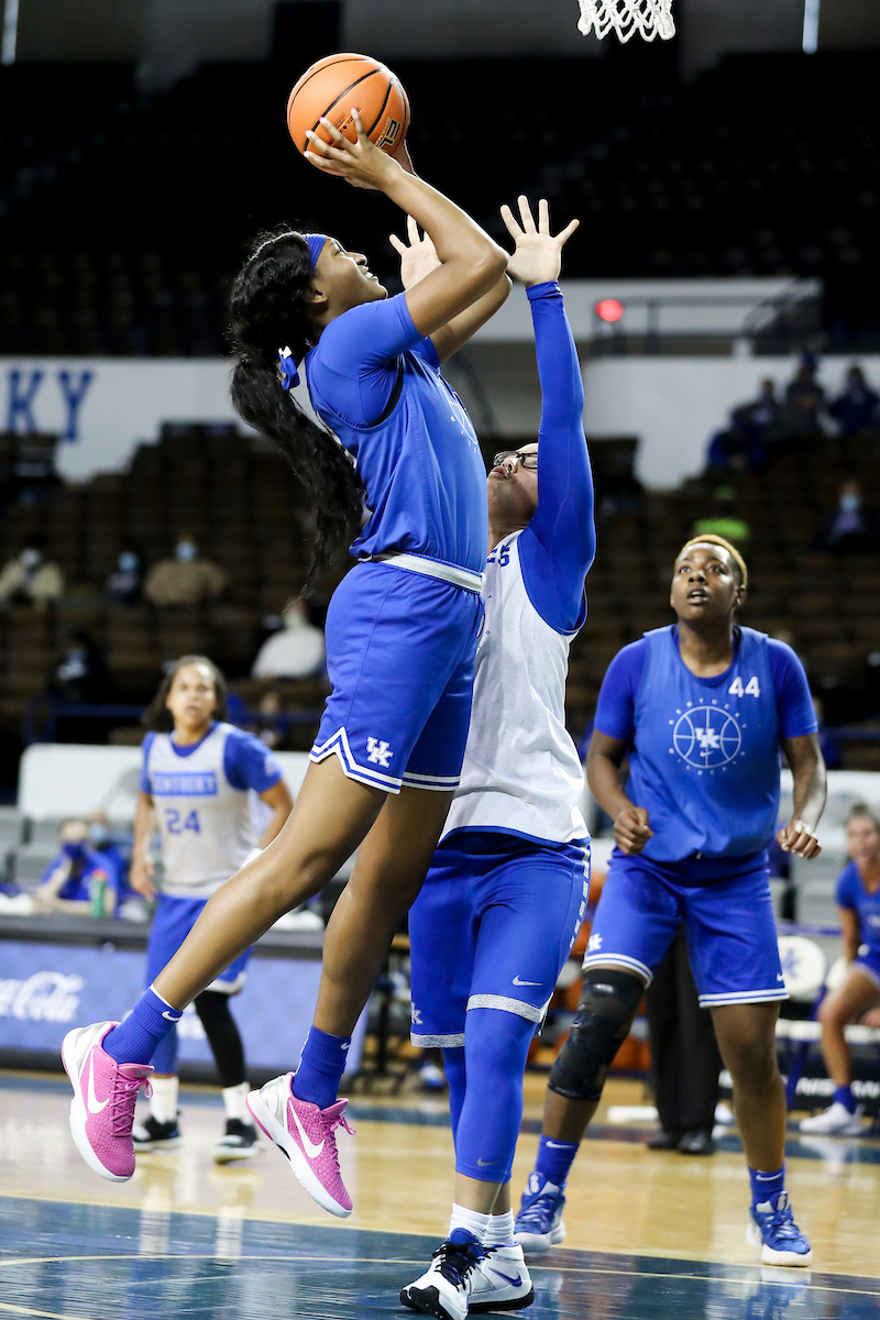 Nyah Leveretter. Dre’una Edwards.

Women’s blue-white.

Photos by Chet White | UK Athletics