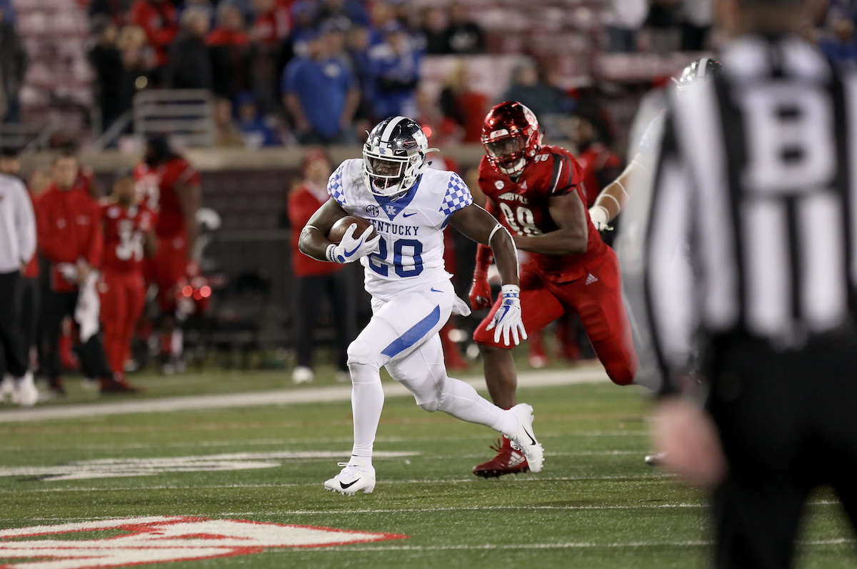 Kavosiey Smoke

Kentucky Football beats Louisville at Cardinal Stadium 56-10.

Photo By Robert Burge l UK Athletics