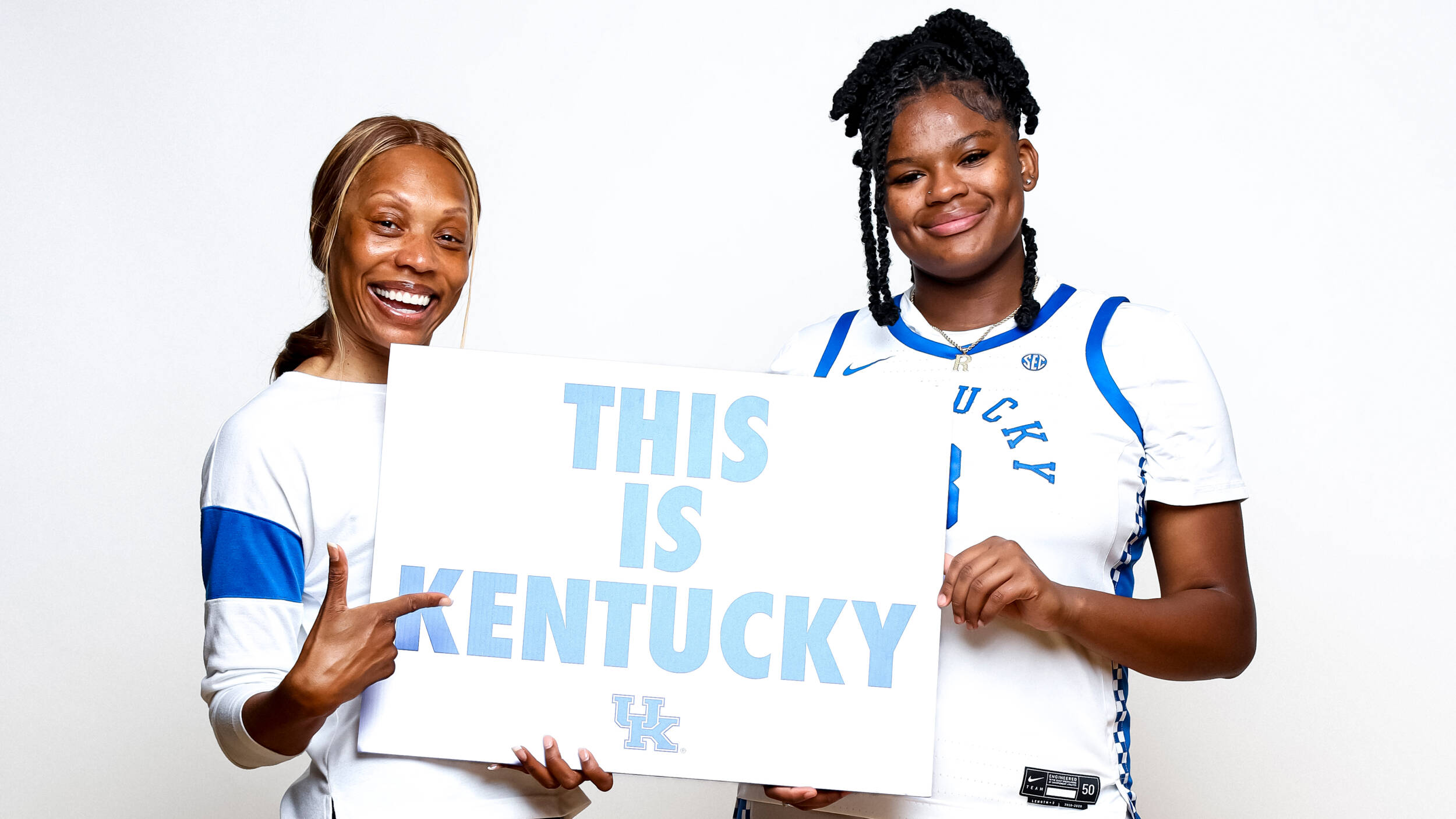 Kentucky Women’s Basketball Signs 6-5 Center Ramiya White