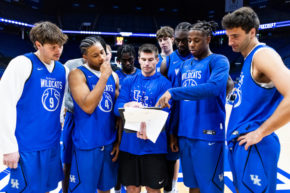 A picture of the Kentucky men's basketball team looking at a practice plan