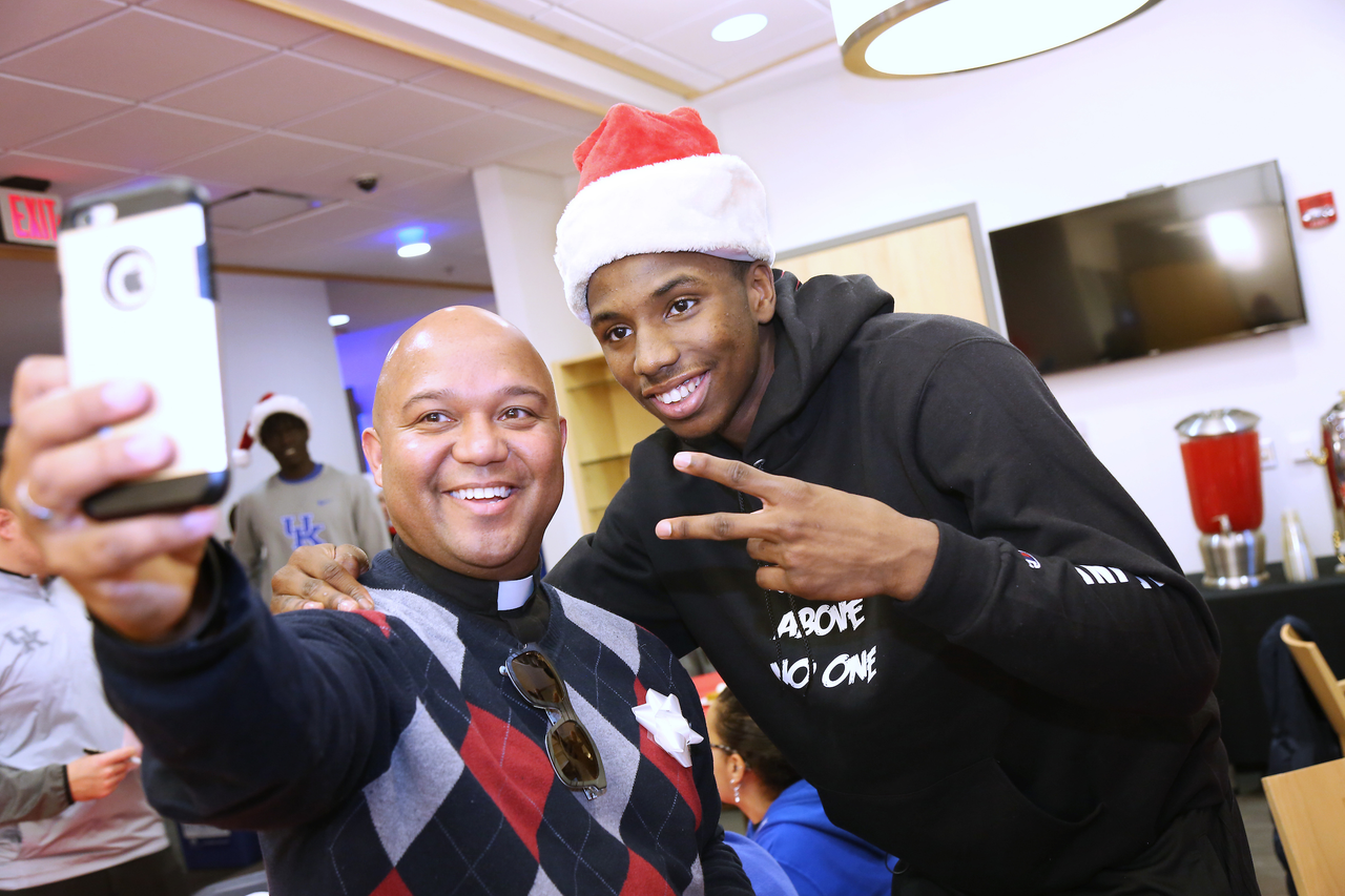 The Kentucky men's basketball team delivered an early Christmas to 10 families in Lexington. 