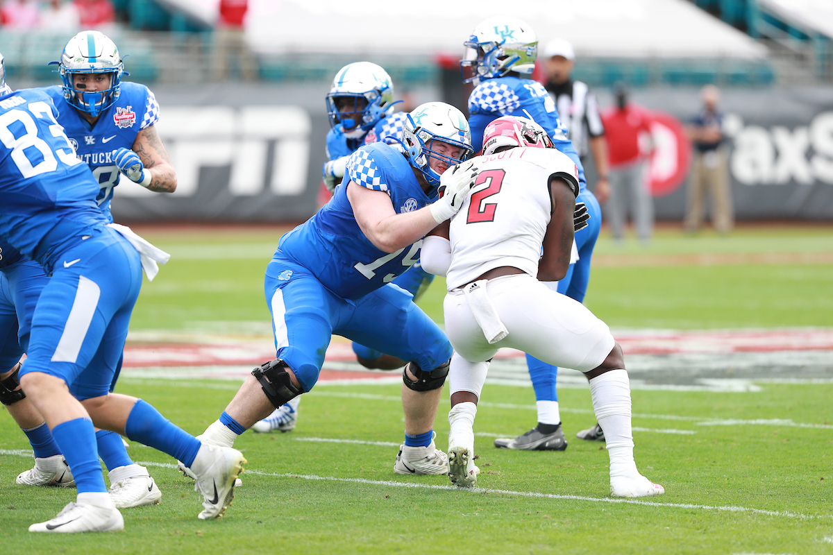 Luke Fortner

Kentucky beats NC State 23-21

Photo by Jacob Noger | UK Football
