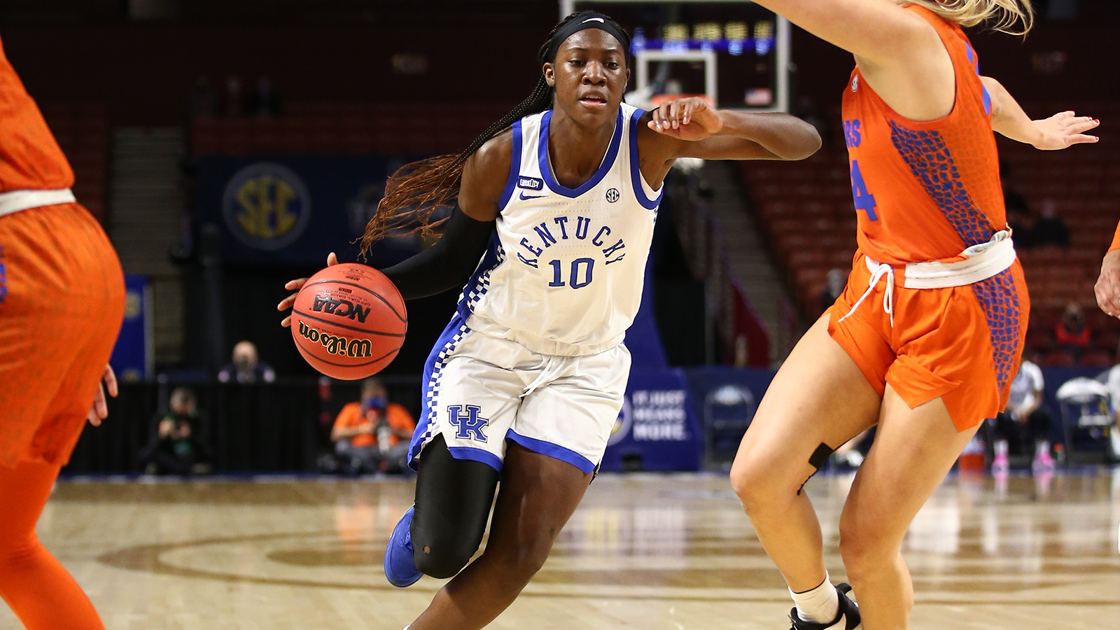 Late Surge Lifts Kentucky Past Florida in SEC Tournament