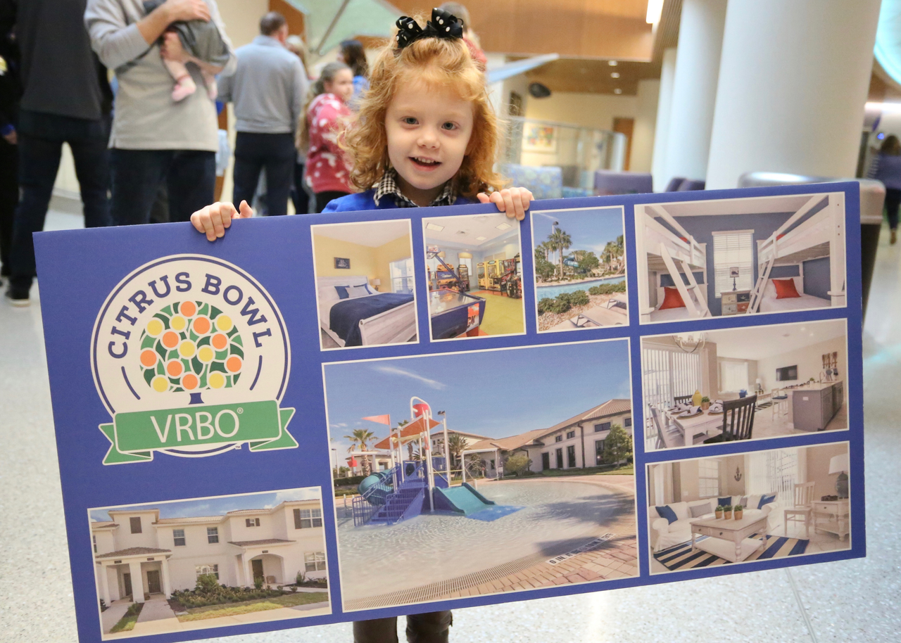 Sarah Howard and her family are presented with a vacation trip to the 2019 VRBO Citrus Bowl to cheer on the Kentucky Wildcats.

Photo by Noah J. Richter | UK Athletics