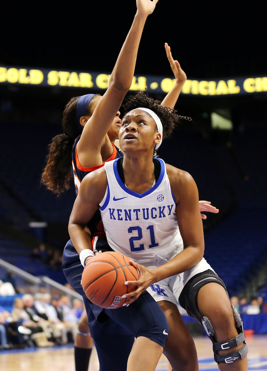 Ogechi Anyagaligbo


Women's Basketball beats Virginia 63-51 at Rupp Arena on Thursday, November 15, 2018.

Photo by Britney Howard  | UK Athletics