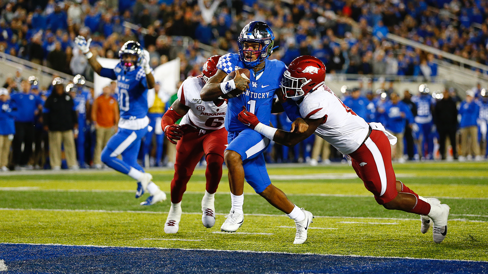 Bowden Leads Cats Past Hogs, 24-20