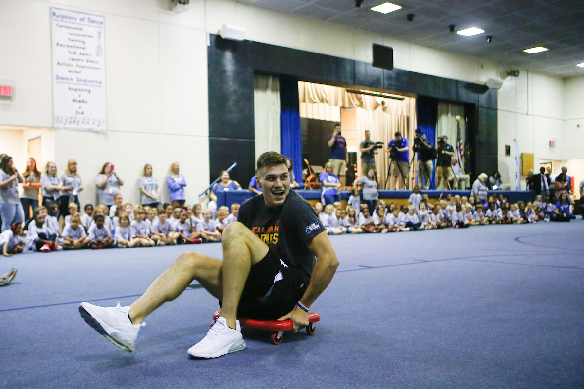 Nate Sestina

Men's Basketball team delivers food to God’s Pantry at Picadome Elementary. 

Photo by Hannah Phillips | UK Athletics