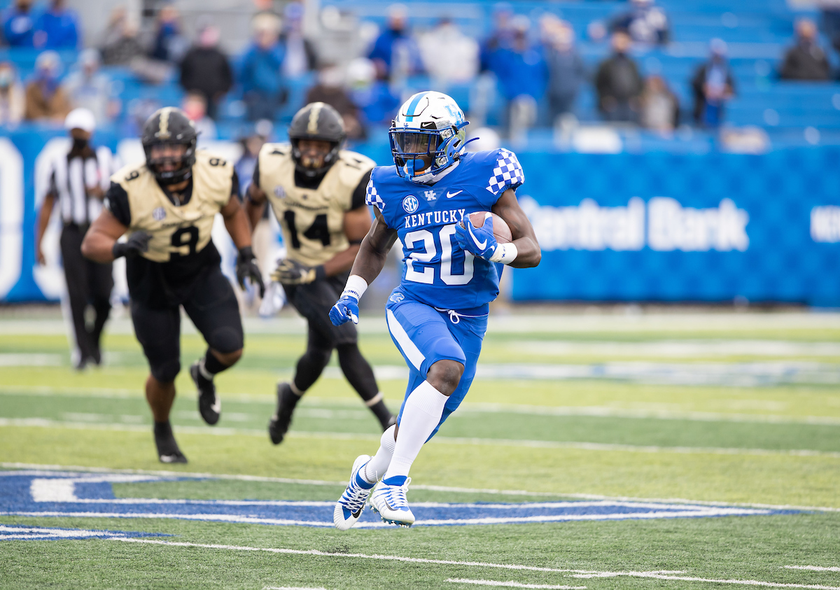 Kavosiey Smoke

UK defeats Vanderbilt 38-35

Photo By Jacob Noger | UK Football