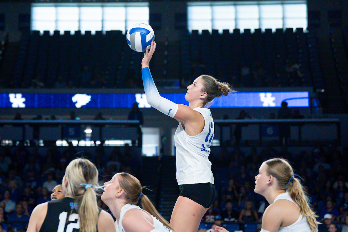 DeLeye Records 1,000th-Career Kill in Loss to No. 7 Pittsburgh