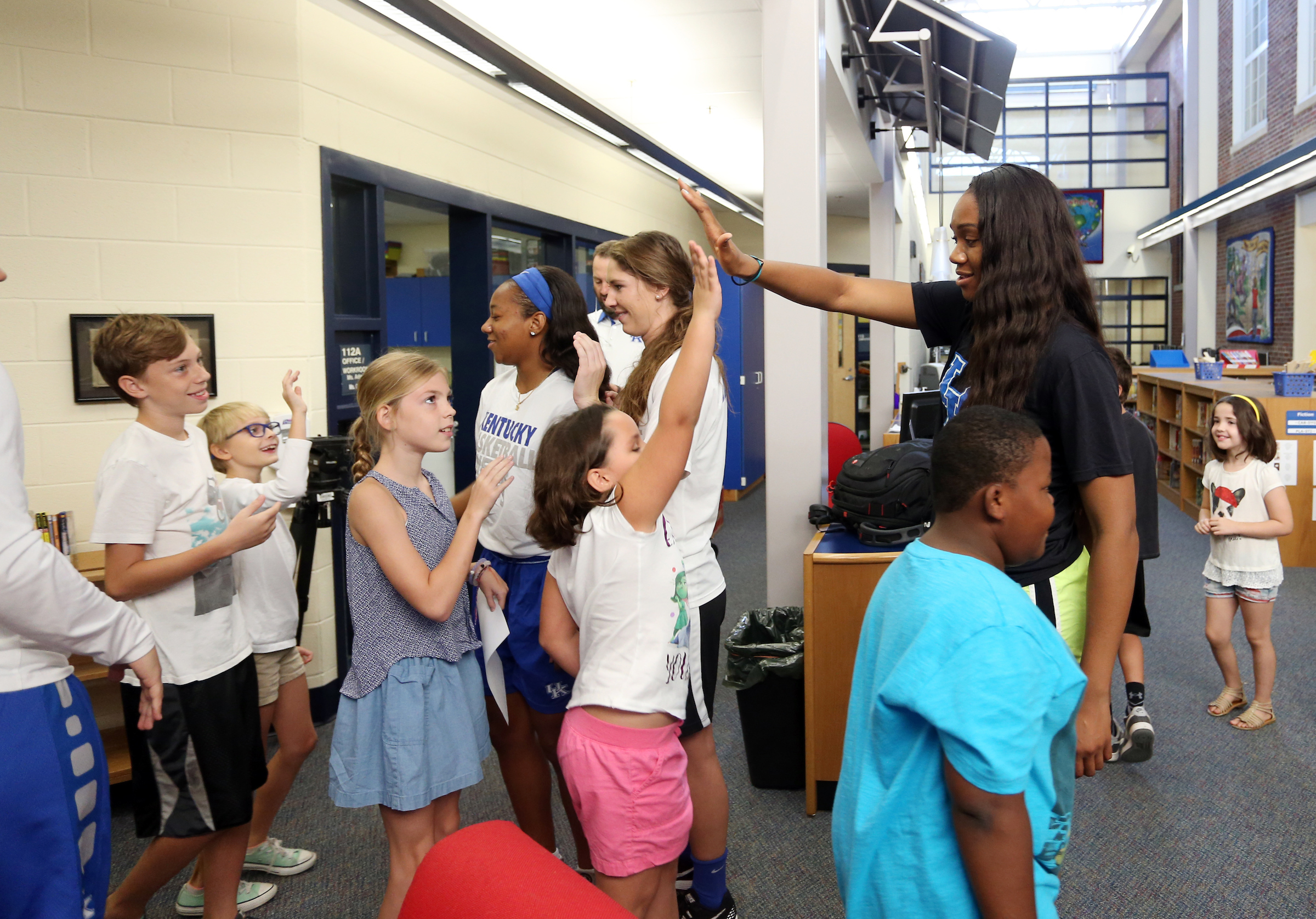 Kentucky WBB Delivers God's Pantry Backpacks to Elementary School