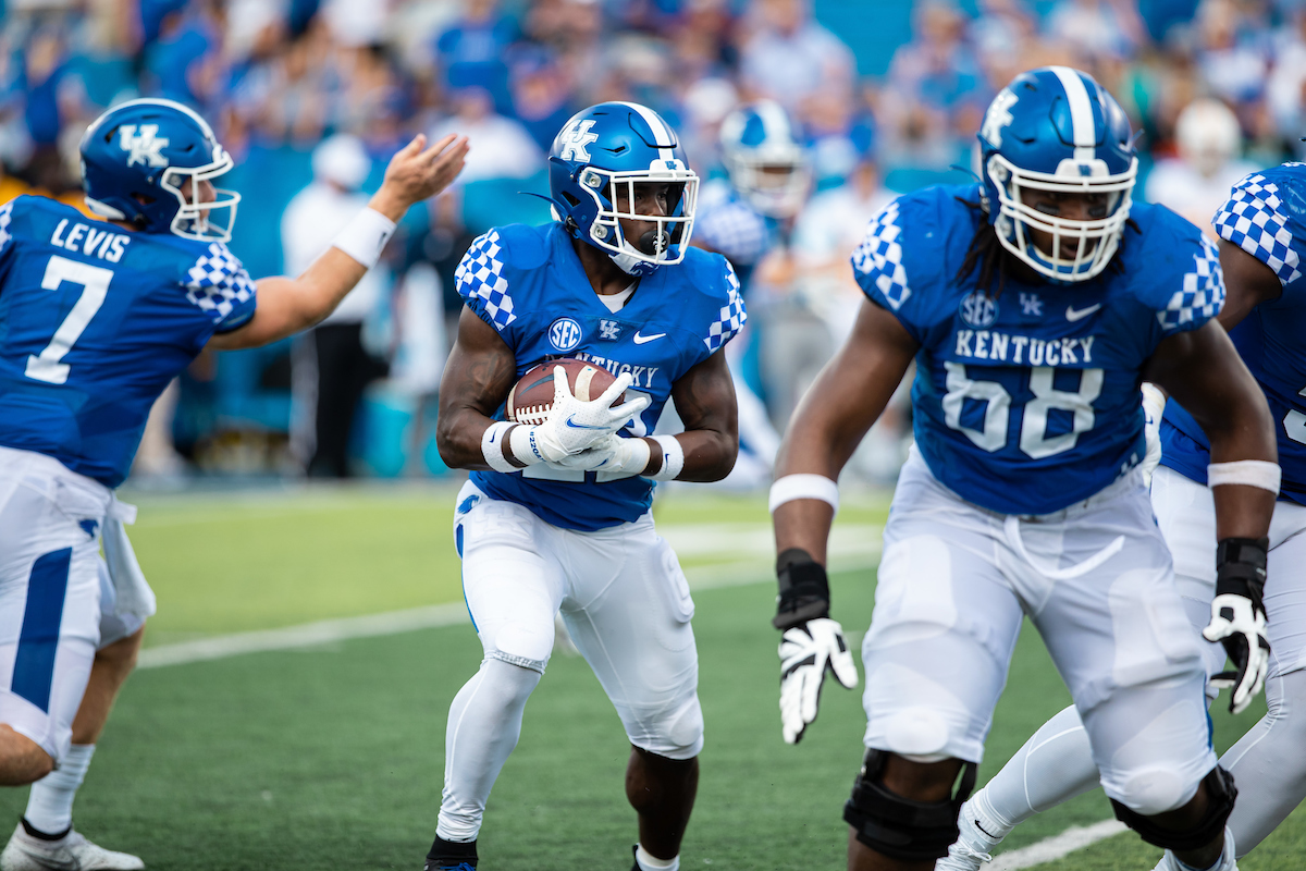 Kavosiey Smoke

UK beats UTC, 28-23.

Photo by Jacob Noger | UK Athletics