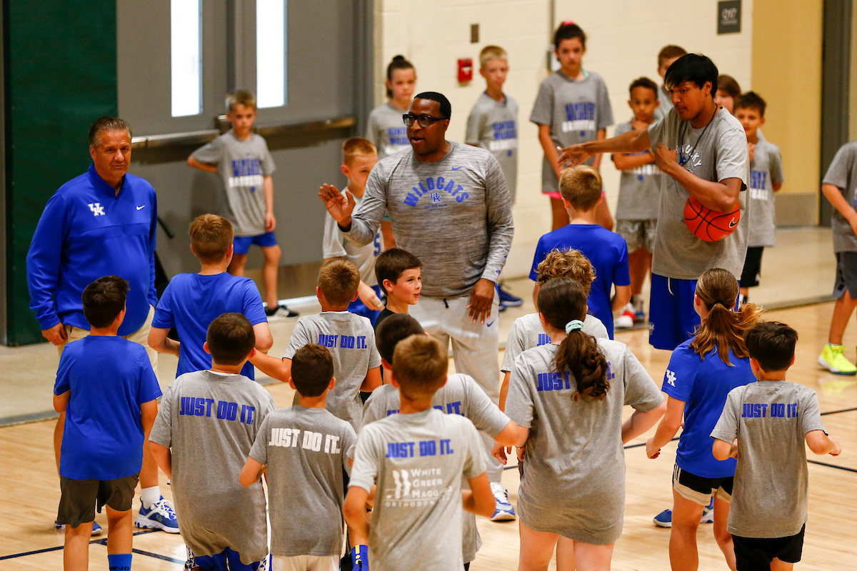 John Calipari. Chin Coleman.

Kentucky men's basketball camp at South Oldham High School in Crestwood, Kentucky.

Photo By Barry Westerman | UK Athletics