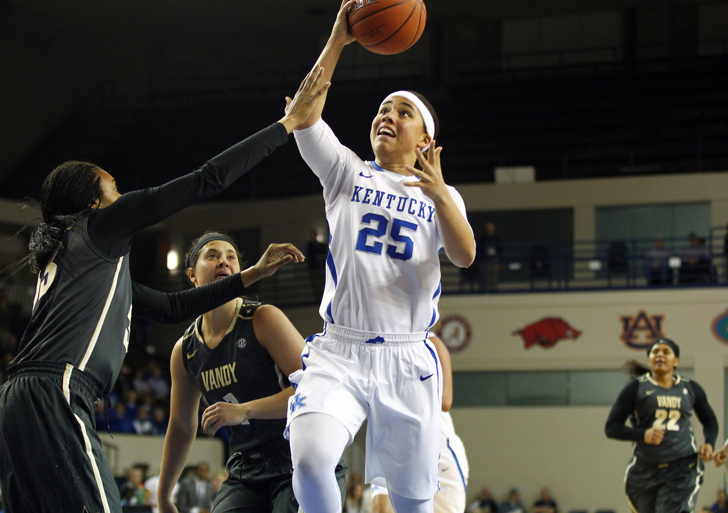 UK Hoops Drops Back-And-Forth Affair to Vanderbilt