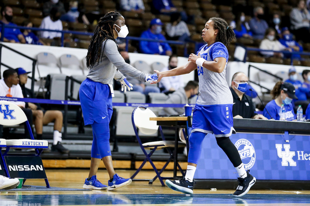 Niya Butts. Amber Smith.

Women’s blue-white.

Photos by Chet White | UK Athletics