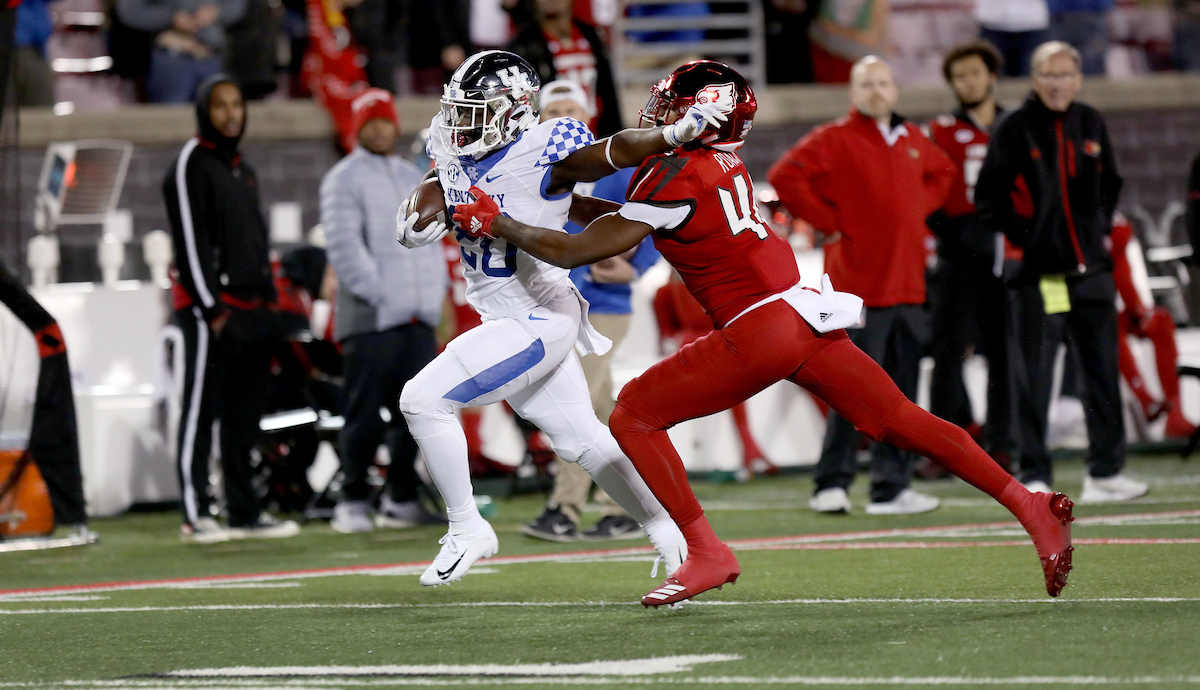 Kavosiey Smoke

Kentucky Football beats Louisville at Cardinal Stadium 56-10.

Photo By Robert Burge l UK Athletics