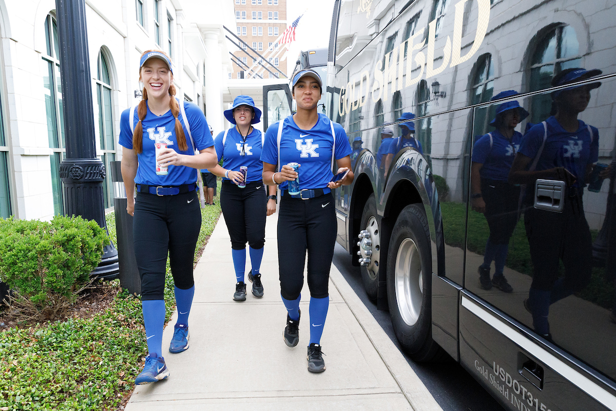 Kentucky-Alabama NCAA Super Regional Friday Gallery