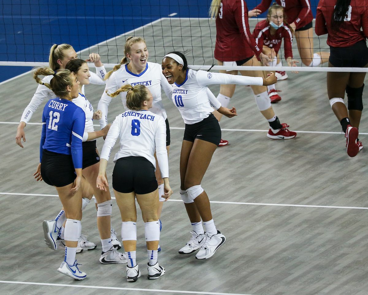 Team.

Kentucky sweeps Alabama 3-0.

Photo by Grace Bradley | UK Athletics