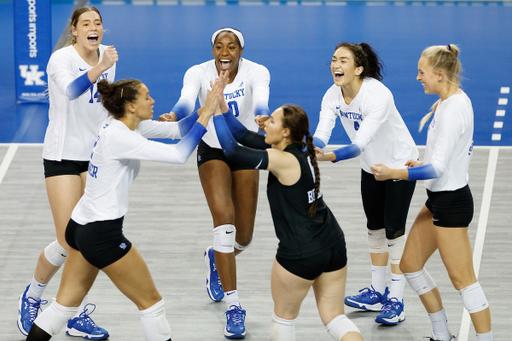 Team. Emma Grome. Madi Skinner. Alli Stumler. Regan Rutherford. Eleanor Beavin. Bella Bell.

Kentucky falls to Illinois 3-1.

Photo by Elliott Hess | UK Athletics