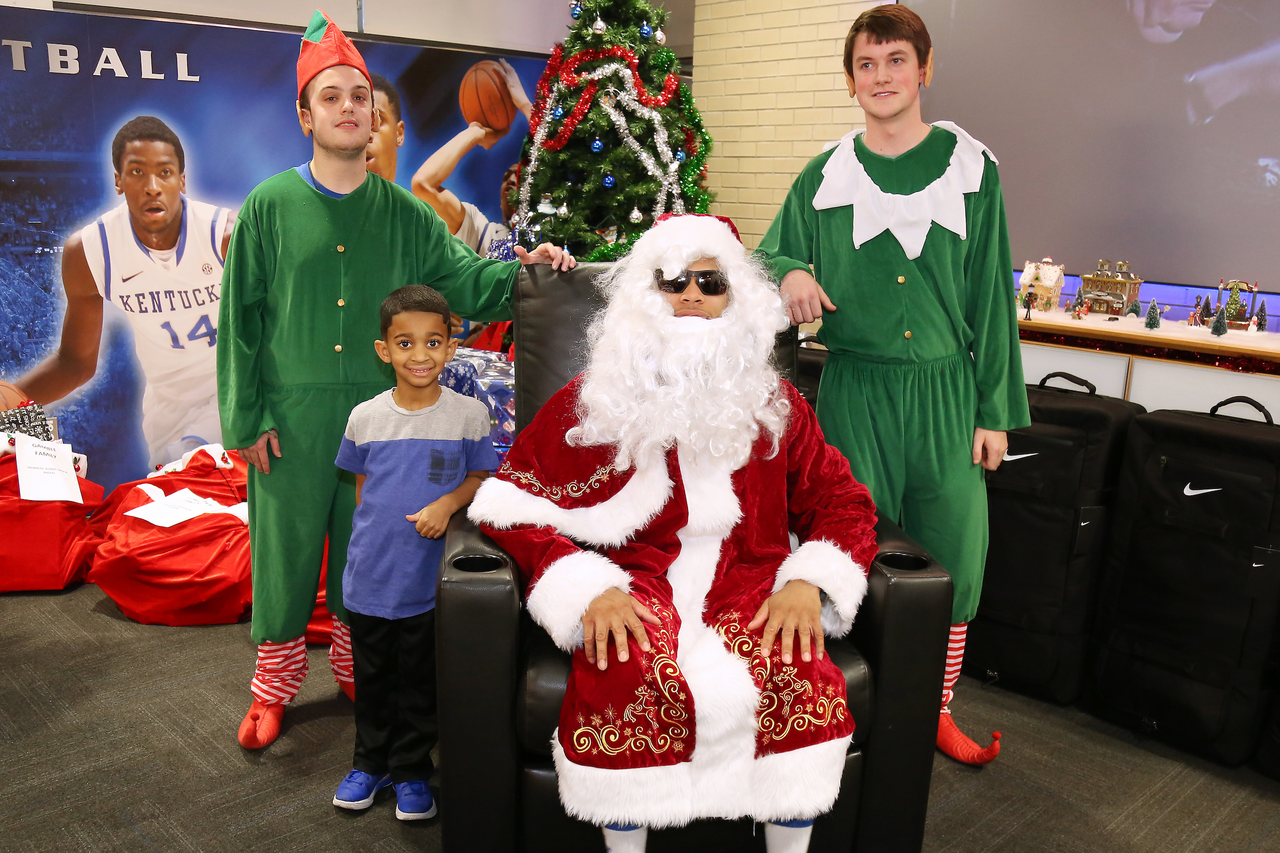 The Kentucky men's basketball team delivered an early Christmas to 10 families in Lexington. 