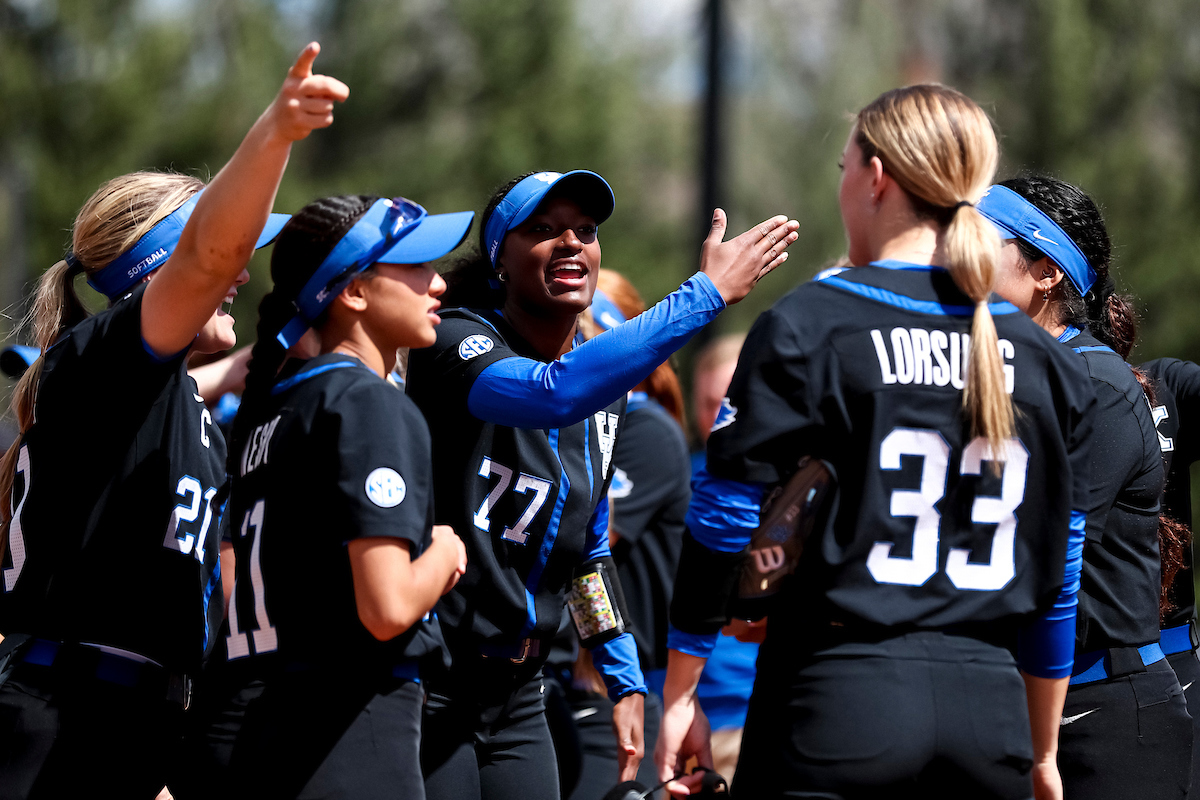 Three-Run Fifth Sends (8) Florida into SEC Quarterfinals