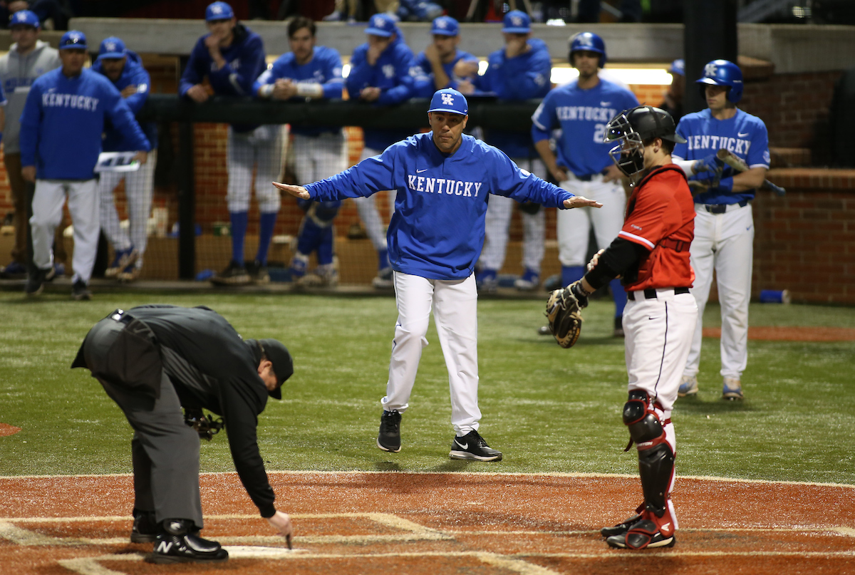 Nick Mingione

The University of Kentucky baseball team defeats Western Kentucky University 4-3 on Tuesday, February 27th, 2018 at Cliff Hagan Stadium in Lexington, Ky.


Photo By Barry Westerman | UK Athletics
