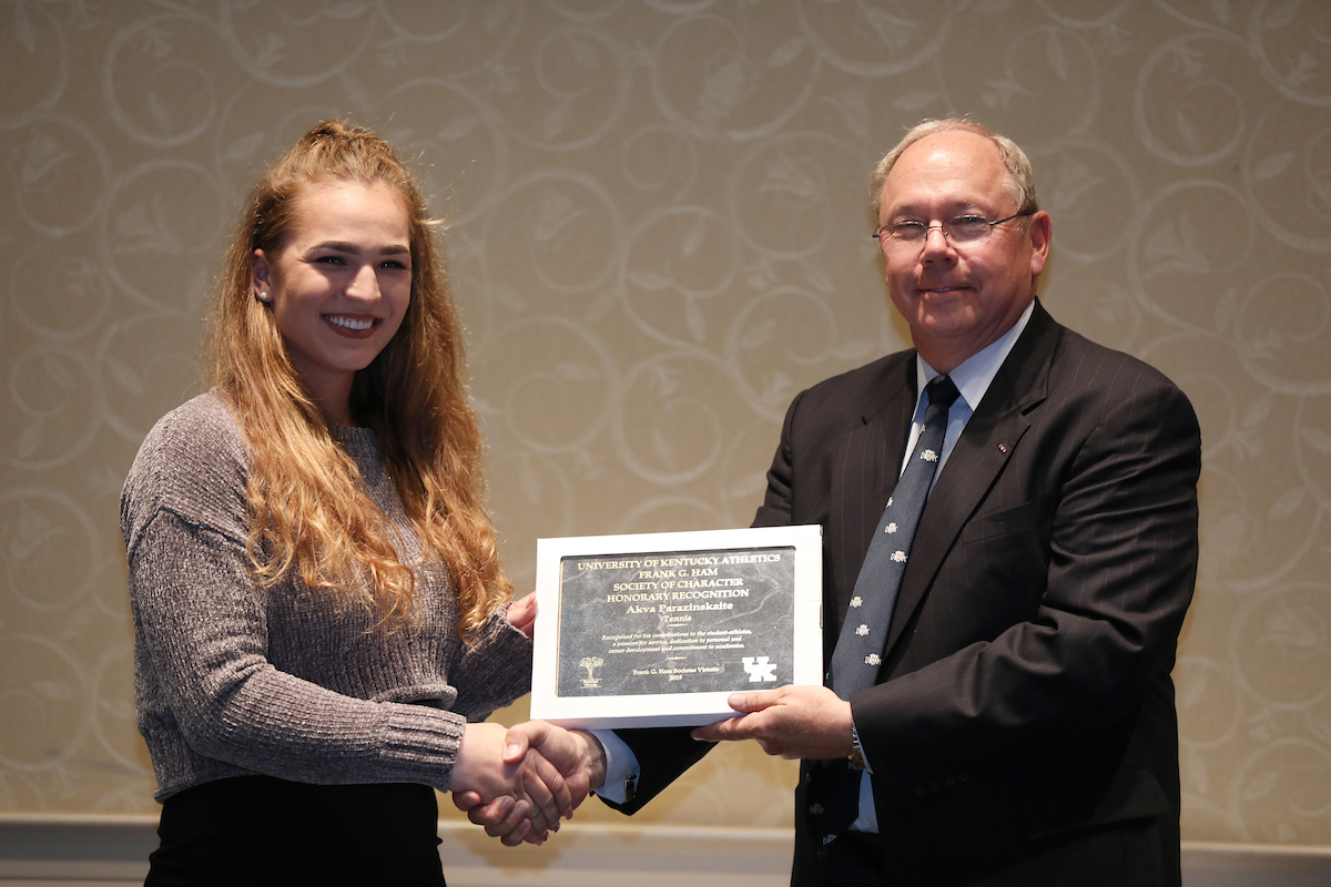 Akvil? Para?inskait?.

Frank G. Ham Society of Character induction.

Photo by Quinn Foster | UK Athletics