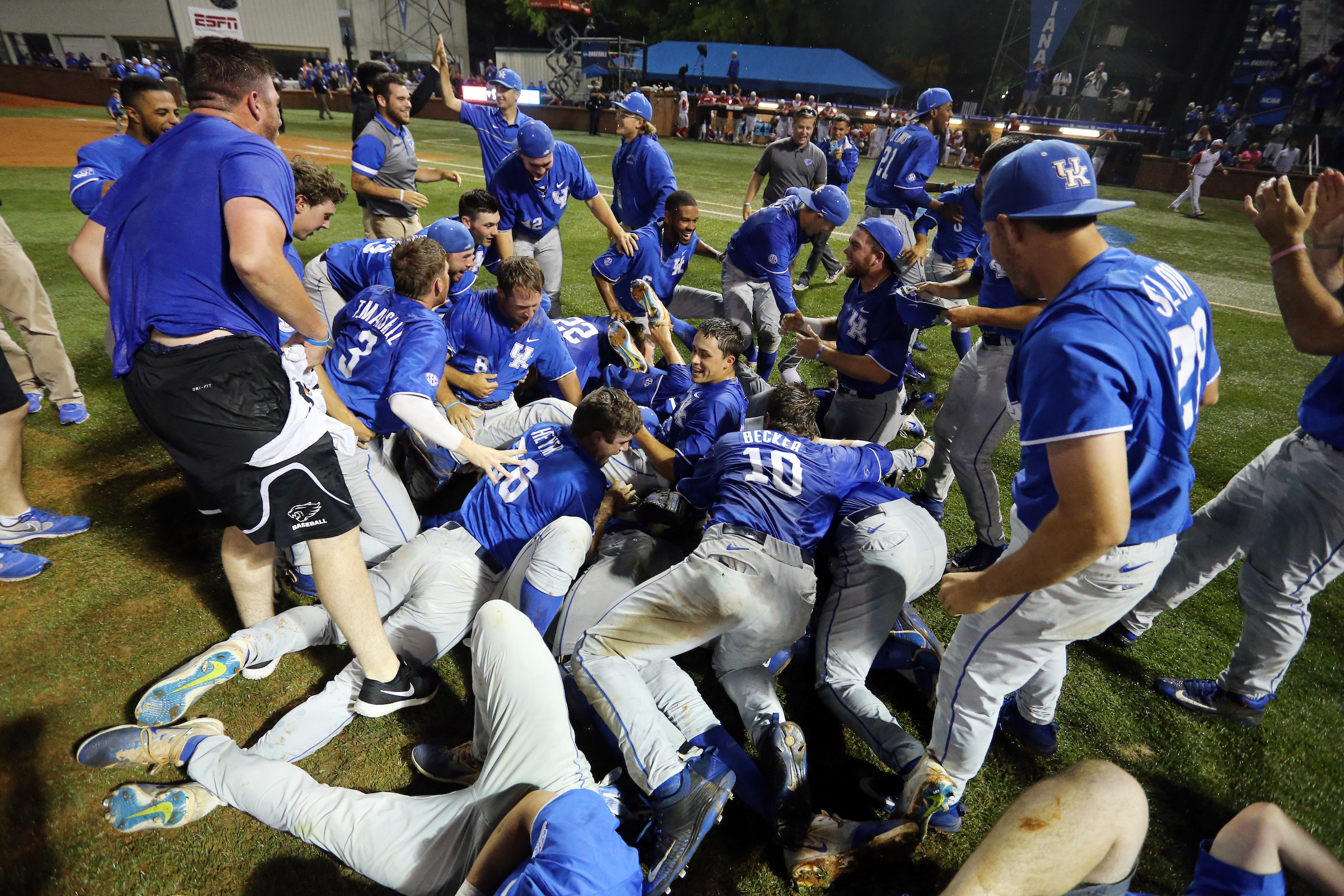 Kentucky Advances to Super Regional For First Time