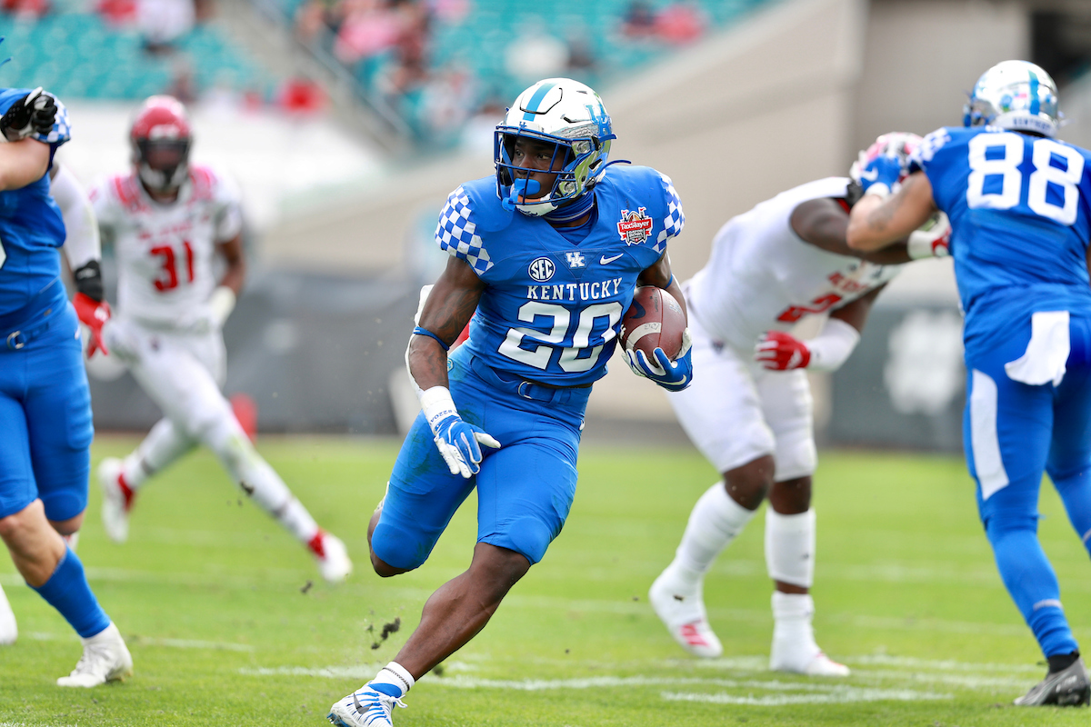 Kavosiey Smoke

Kentucky beats NC State 23-21

Photo by Jacob Noger | UK Football
