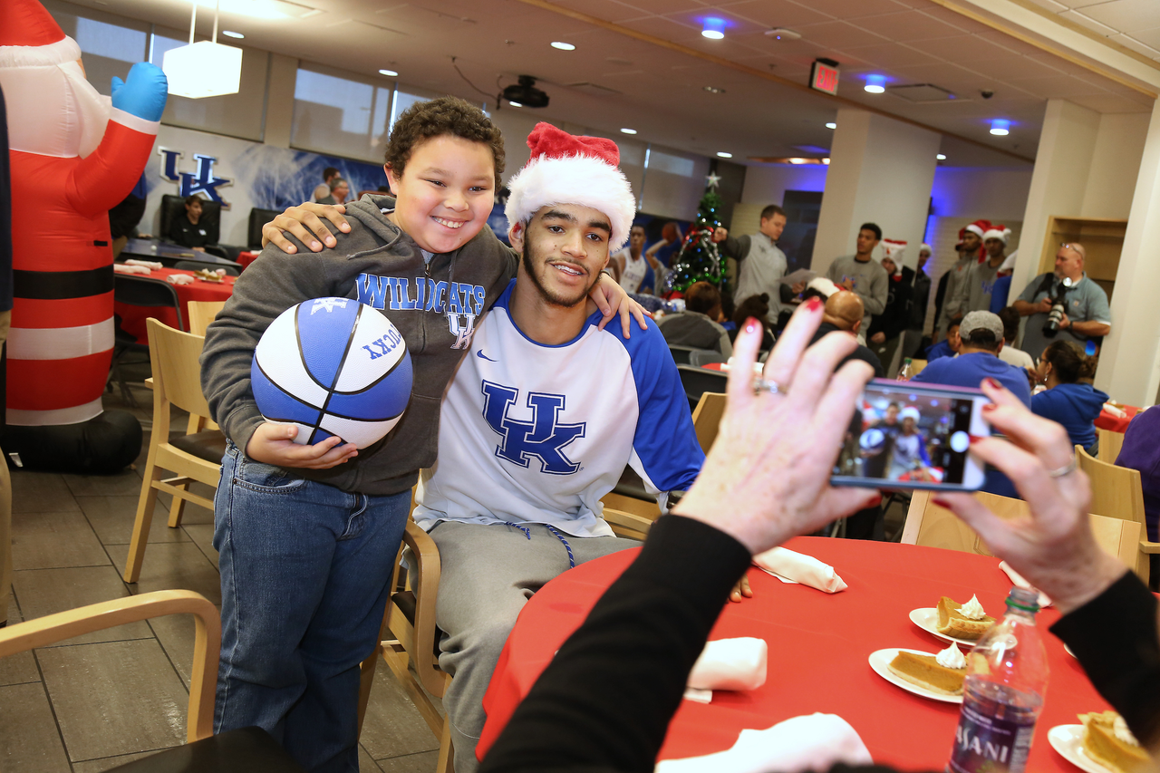 The Kentucky men's basketball team delivered an early Christmas to 10 families in Lexington. 
