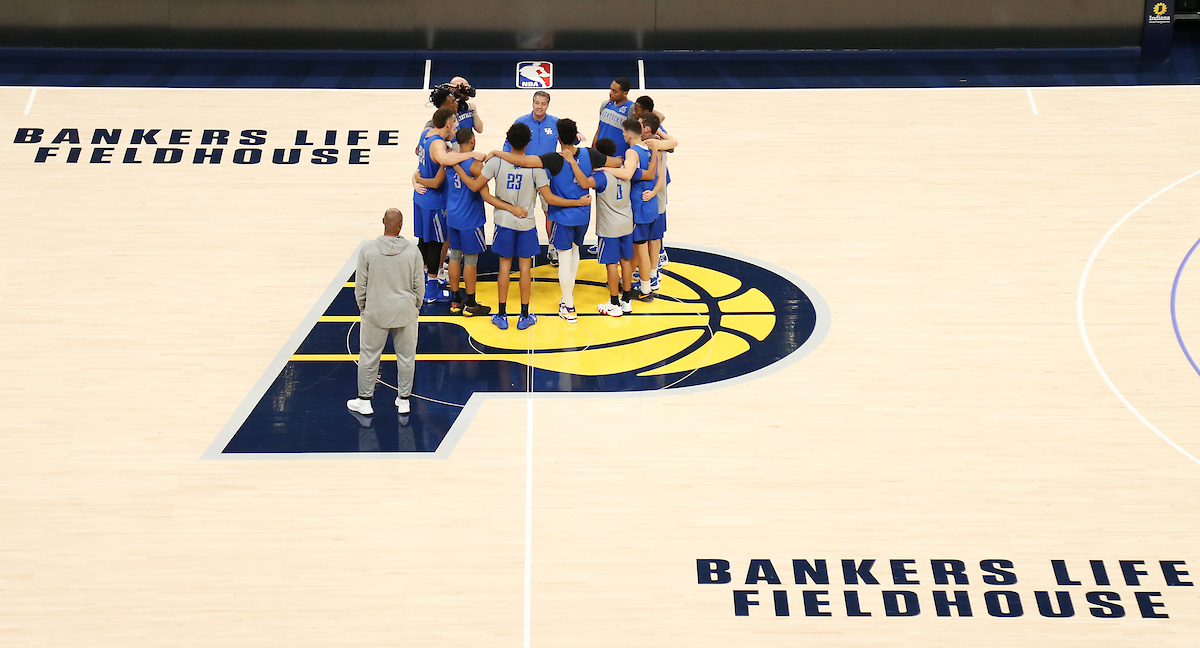 John Calipari. Team.

BANKERS LIFE FIELDHOUSE practice.

Photo by Chet White | UK Athletics