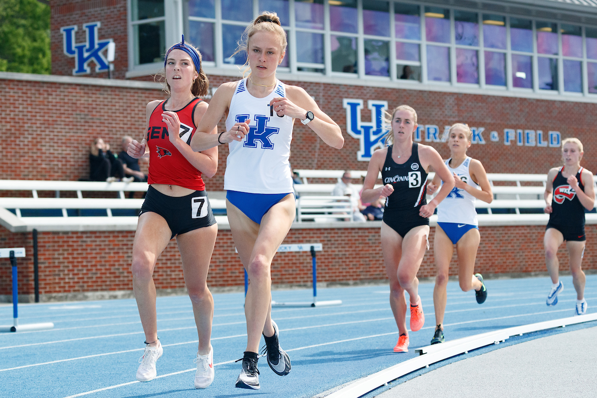 TORI HERMAN. SOPHIE CARRIER.

Day one of the Kentucky Invitational.

Photo by Elliott Hess | UK Athletics
