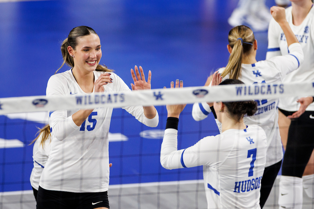 Middle Blockers Come Up Huge for Cats in Win Over Mustangs