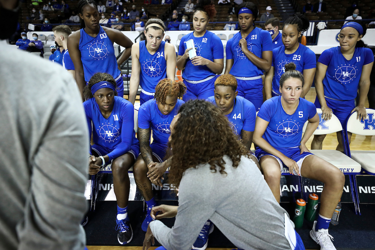 Kyra Elzy. Team.

Women’s blue-white.

Photos by Chet White | UK Athletics