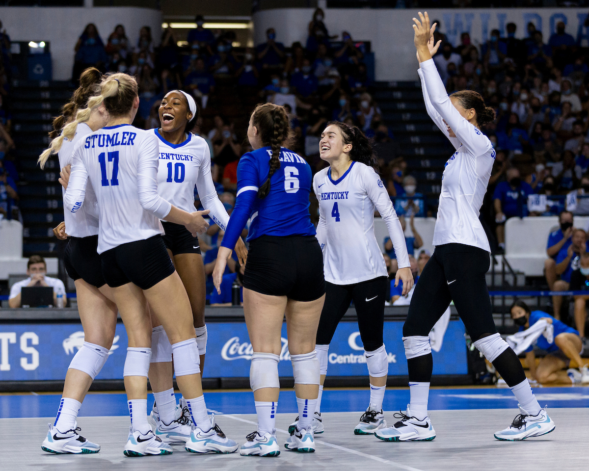 Team.

Kentucky beats Stanford 3-2.

Photo by Grant Lee | UK Athletics