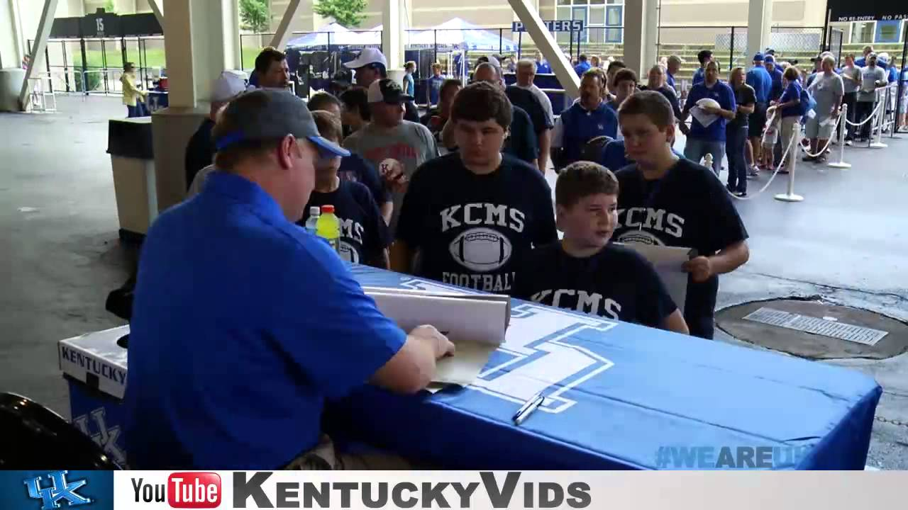 Kentucky Wildcats TV: Coach Stoops Signing Autographs on Fan Day